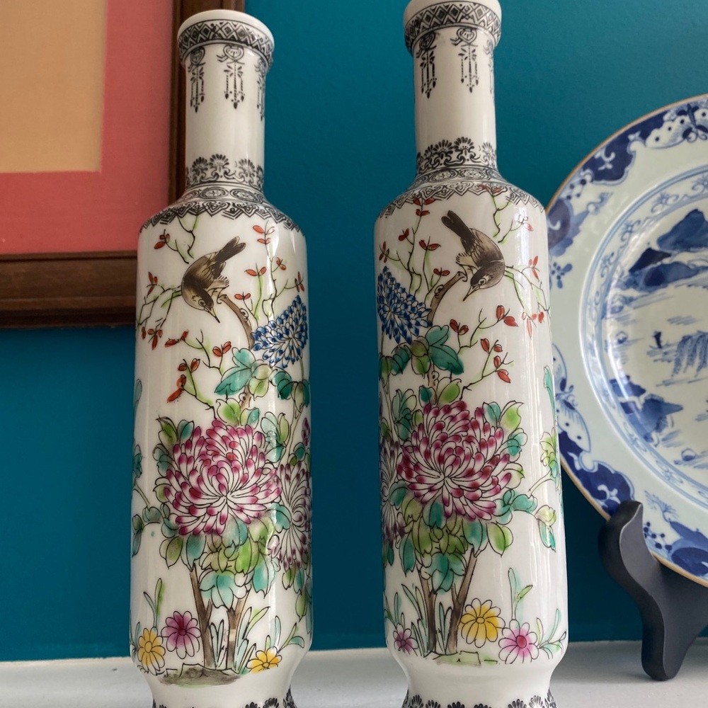 A pair Chinese hand painted porcelain vase